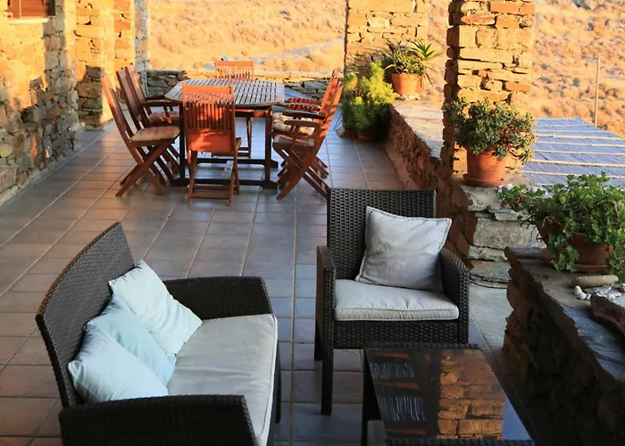 Charming Seafront In Kea דירה *