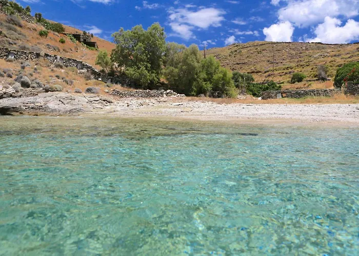 Charming Seafront In Kea דירה