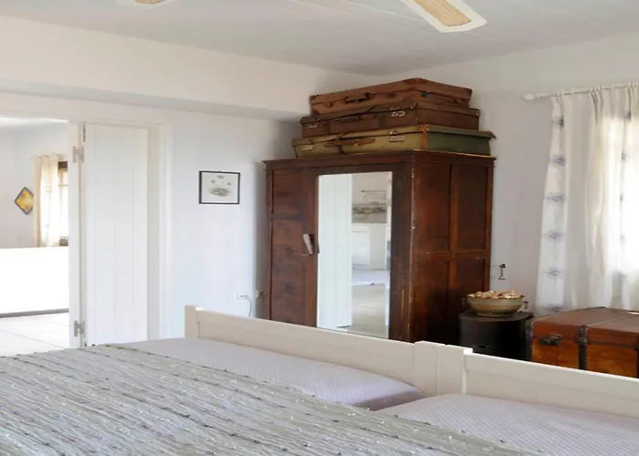 Charming Seafront In Kea דירה